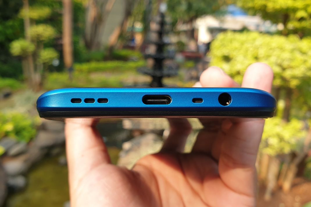 Pada bagian bingkai bawah, ada lubang speaker, port USB Type-C, lubang mikrofon, dan jack audio 3,5 mm (KOMPAS.com/Bill Clinten)
