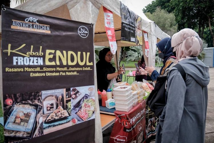 Pengunjung membeli makanan yang dijual di Djakarta Ramadan Fair 2024. 
