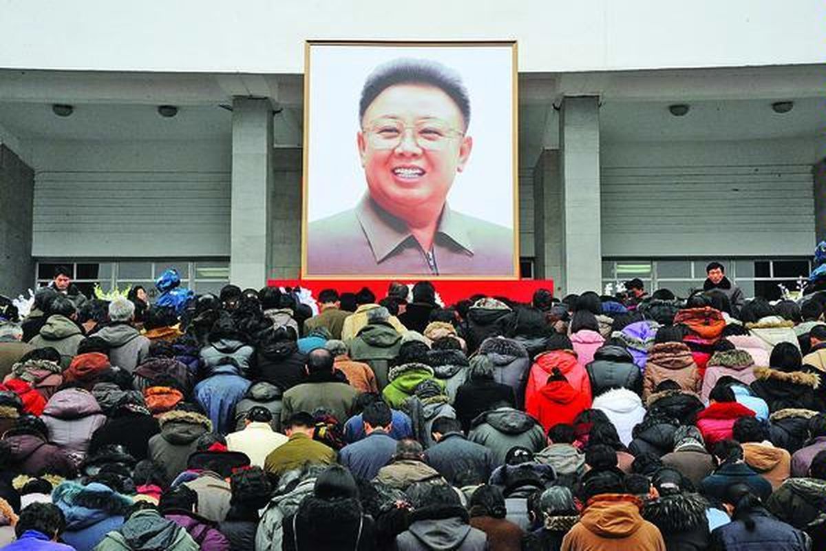 Warga Pyongyang berkerumun untuk menyatakan dukacita  di depan potret pemimpin Korea Utara Kim Jong Il di halaman Pyongyang Indoor Stadium, Pyongyang, Korut, Rabu (21/12).
