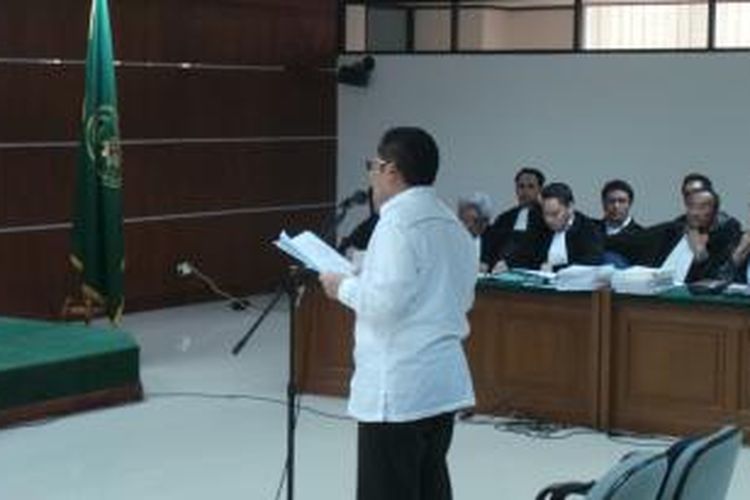 Mantan Ketua Umum Partai Demokrat, Anas Urbaningrum, berdiri membacakan pleidoi alias pembelaan diri, dalam sidang di Pengadilan Tindak Pidana Korupsi, Kamis (18/9/2014).