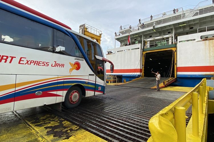 Bus lintas sumatera yang mengangkut pemudik naik ke kapal reguler di Pelabuhan Bakauheni, Sabtu (6/4/2024) pagi. Kendaraan transportasi umum pada penyeberangan pagi didominasi oleh bus dari beberapa provinsi di Sumatera.