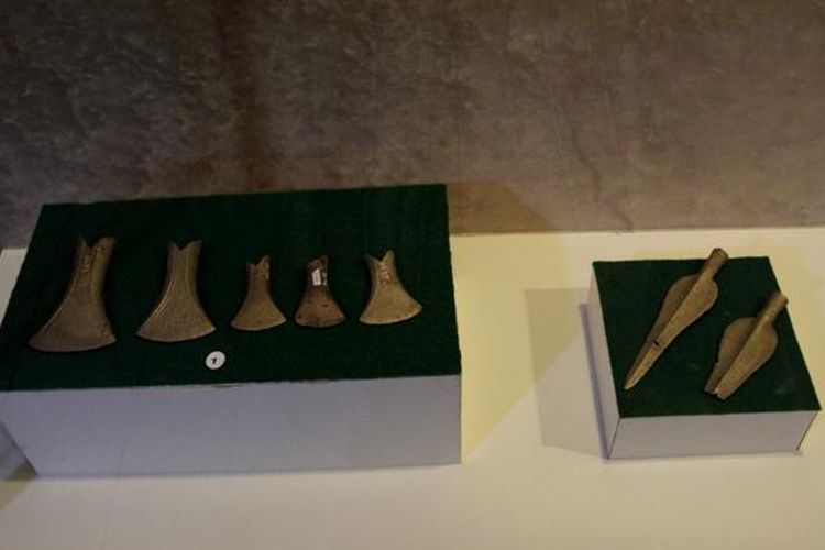Koleksi Museum La Galigo yakni Kapak Perunggu yang dipamerkan untuk para wisatawan. Kapak perunggu merupakan sisa peninggalan budaya logam pada masa perundagian.