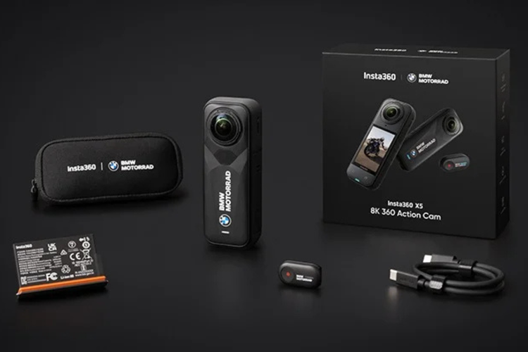 Kamera aksi Insta360 X5 BMW Motorrad Edition beserta kelengkapan boks yang meliputi carry pouch, baterai, mini remote, kabel charger.