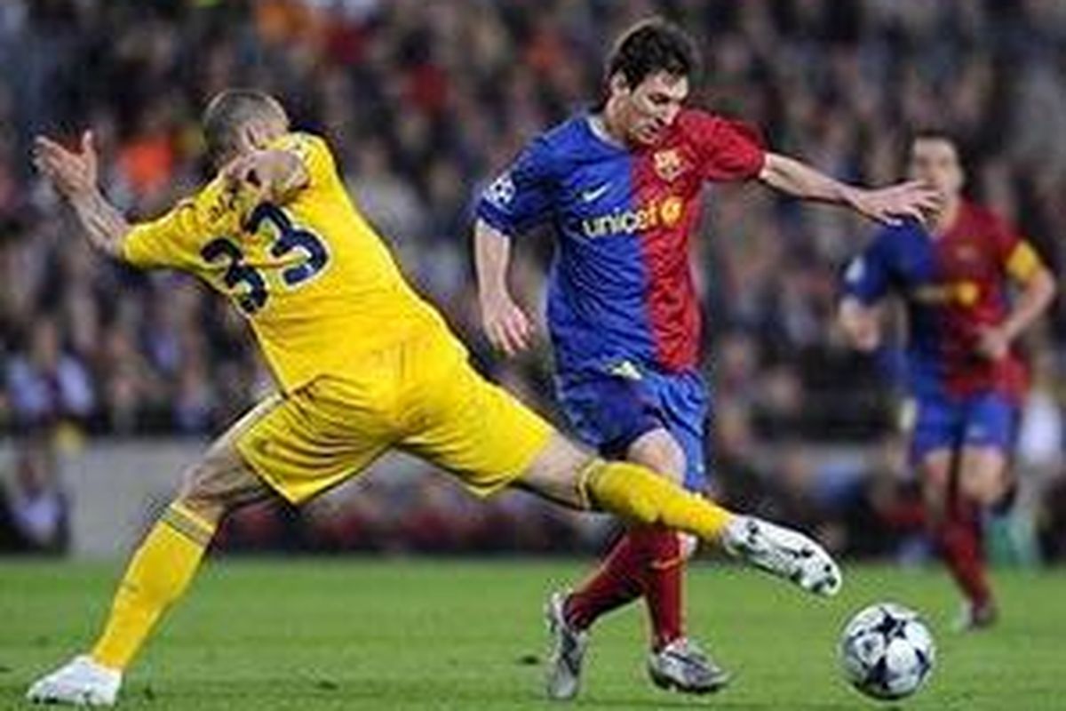 Striker Lionel Messi (kanan) diharapkan menjadi motor serangan Barcelona saat bertandang ke kandang Chelsea.