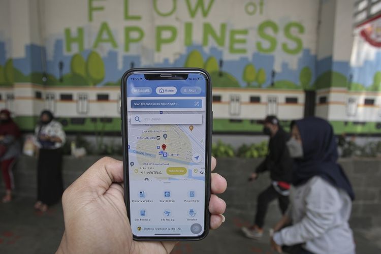 Warga menggunakan aplikasi PeduliLindungi di kawasan Stasiun Sudirman, Jakarta, Sabtu (28/8/2021).  ANTARA FOTO/Dhemas Reviyanto/wsj.