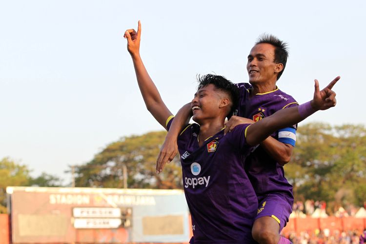 Pemain muda Persik Kediri Septian Bagaskara (kiri) dan pemain senior Faris Aditama (kanan) saat berlaga di Liga 2 2019.