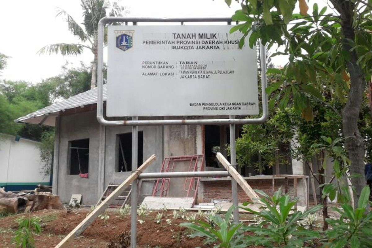 Warga membangun balai warga RT 08/RW 09, di Taman Permata Buana, Jalan Pulau Laki, Kembangan Utara, Kembangan, Jakarta Barat.