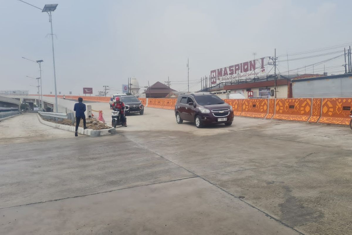 Pengendara melewati FO Aloha saat dibuka, Jumat (15/12/2023)