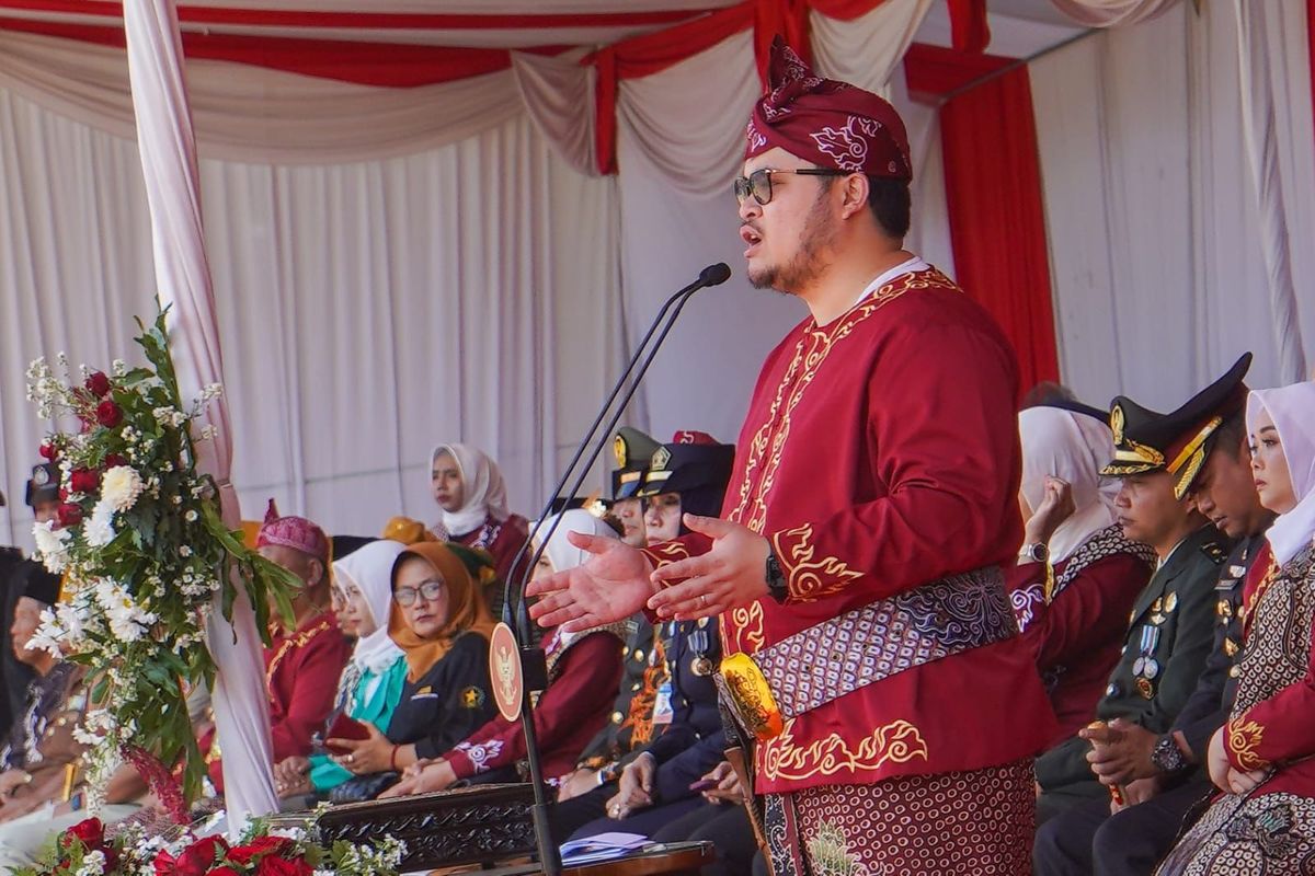 Bupati Kediri Hanindhito Himawan Pramana atau Mas Dhito saat memberikan pidatonya di upacara peringatan Proklamasi Kemerdekaan Republik Indonesia (RI) ke-78 di Stadion Canda Bhirawa, Pare, Kabupaten Kediri, Kamis (17/8/2023).