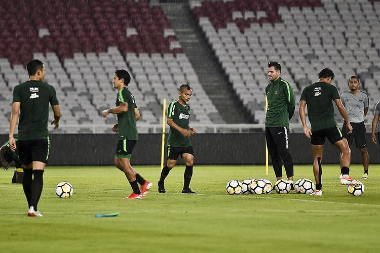 Pelatih timnas Indonesia Simon McMenemy (ketiga kanan) memimpin sesi latihan di Stadion Gelora Bung Karno, Senayan, Jakarta, Jumat (14/6/2019). Latihan tersebut merupakan persiapan timnas Indonesia untuk menghadapi pertandingan uji coba internasional melawan Timnas Vanuatu pada 15 Juni 2019.