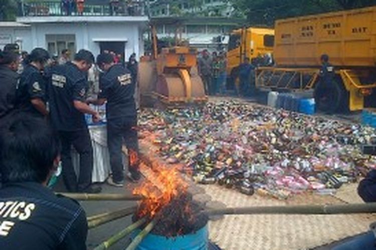 Ilustrasi: Polrestabes Bandung memusnahkan ribuan barang bukti sitaan berupa 2325 butir pil ekstasi, 7 kilogram ganja kering, 3500 botol minuman keras beralkohol dan 1000 liter tuak. Barang bukti tersebut dimusnahkan dengan cara digilas dan dibakar, Kamis (5/7/2013)  
