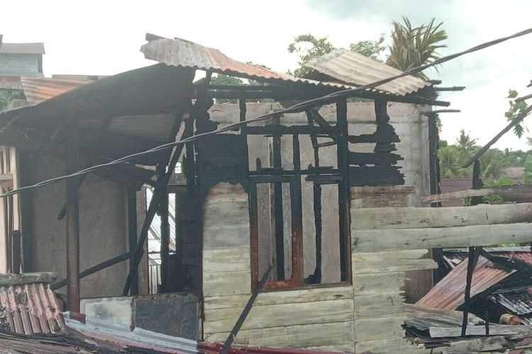 Satu rumah warga di kawasan Lembah Argo, desa Passo, kecamatan Baguala, kota Ambon hangus terbakar, Senin (26/12/2022)