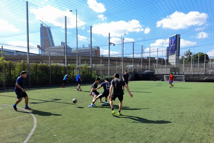 Para anggota ILFC atau Indonesia London Football Club saat bermain di Westway Sports Centre, London.