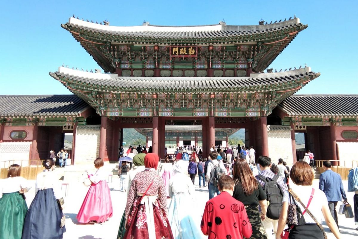 Istana Gyeongbok atau Gyeongbokgung Palace di sebelah utara kota Seoul, Korea Selatan. Istana ini termasuk dari 5 istana besar dan merupakan yang terbesar yang dibangun oleh Dinasti Joseon tahun 1395. Istana ini jadi salah satu tempat wisata favorit yang dikunjungi turis Indonesia. 