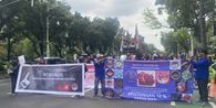 Bentangkan Spanduk, Massa Demo Ojol Bergerak ke Patung Kuda