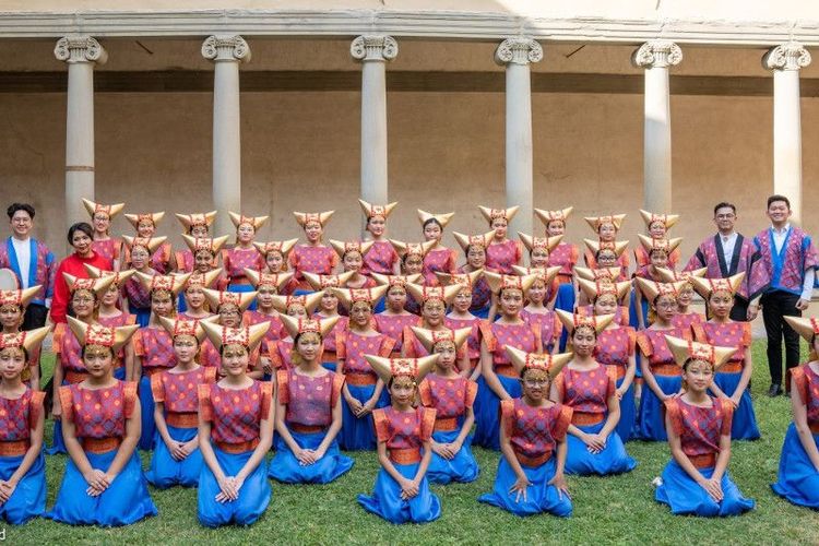 TRCC mengenakan pakaian adat Sumatera Barat ketika tampil di kompetisi paduan suara Leonardo Da Vinci International Choral Festival di Kota Firenze, Italia.