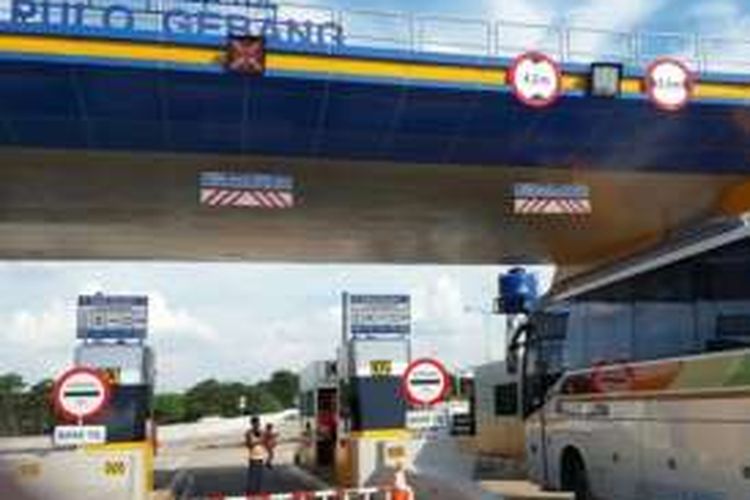 Gerbang Tol Terminal Pulogebang, Cakung, Jakarta Timur dibuka untuk umum mulai Jumat (10/6/2016).