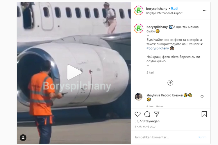 Tangkapan layar video perempuan berjalan di atas sayap pesawat dari akun Instagram @boryspilchany.