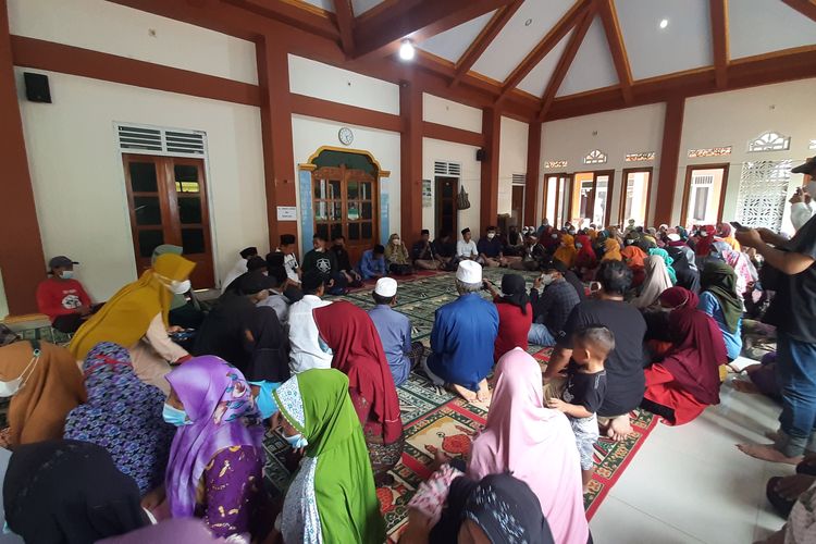 Beka Ulung Hapsara Komisioner Komnas HAM berdialog dengan warga mencari Fakta-fakta insiden Desa Wadas
