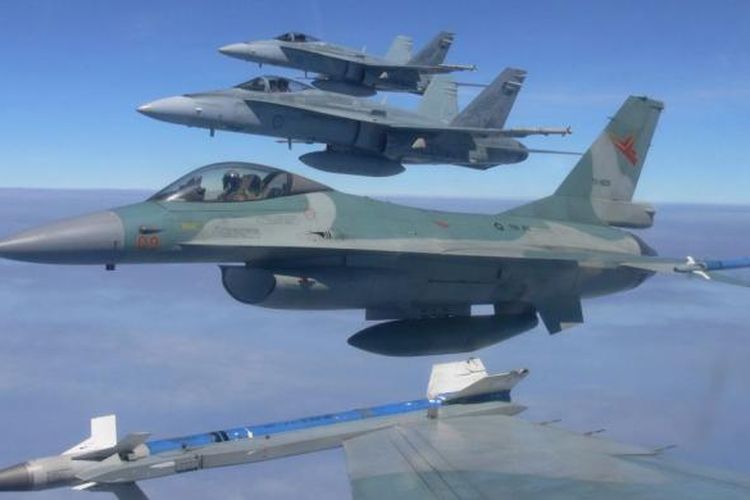 Formasi pesawat F-16 TNI AU dan F/A-18 Hornet RAAF untuk melaksanakan pertempuran di udara 2 lawan 2.
