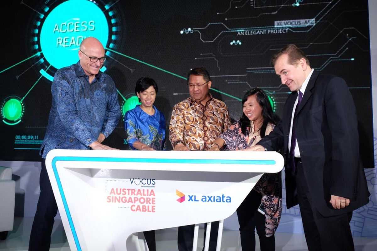 Chairman Vocus Group, Vaughan Bowen, Direktur/Chief Technology Officer XL Axiata, Yessie D. Yosetya, Menteri Komunikasi & Informatika, Rudiantara, perwakilan dari pelanggan XL dan CEO Alcatel Submarine Networks, M. Phillippe Piron, dalam acara peresmian pembangunan proyek infrastruktur jaringan internet global di Jakarta. Senin (11/12).