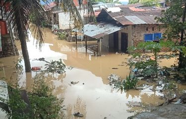 Rumah warga terendam banjir di kampung baru Berok, Padang, Jumat (28/11/2025)