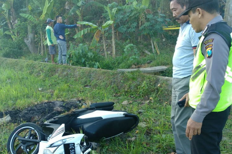 Petugas memeriksa lokasi penemuan jenazah dan motor yang diduga karena kecelakaan tunggal di Jatinom, Kanigoro, Blitar, Jawa Timur, Rabu (19/6/2019). 