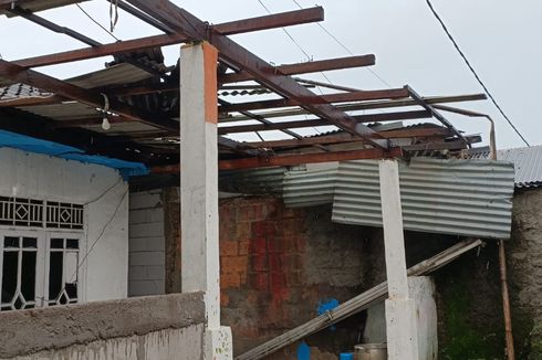 Angin Puting Beliung Merusak Ratusan Rumah di Tambun Selatan, Asbes Beterbangan, Satu Bangunan Ambruk...