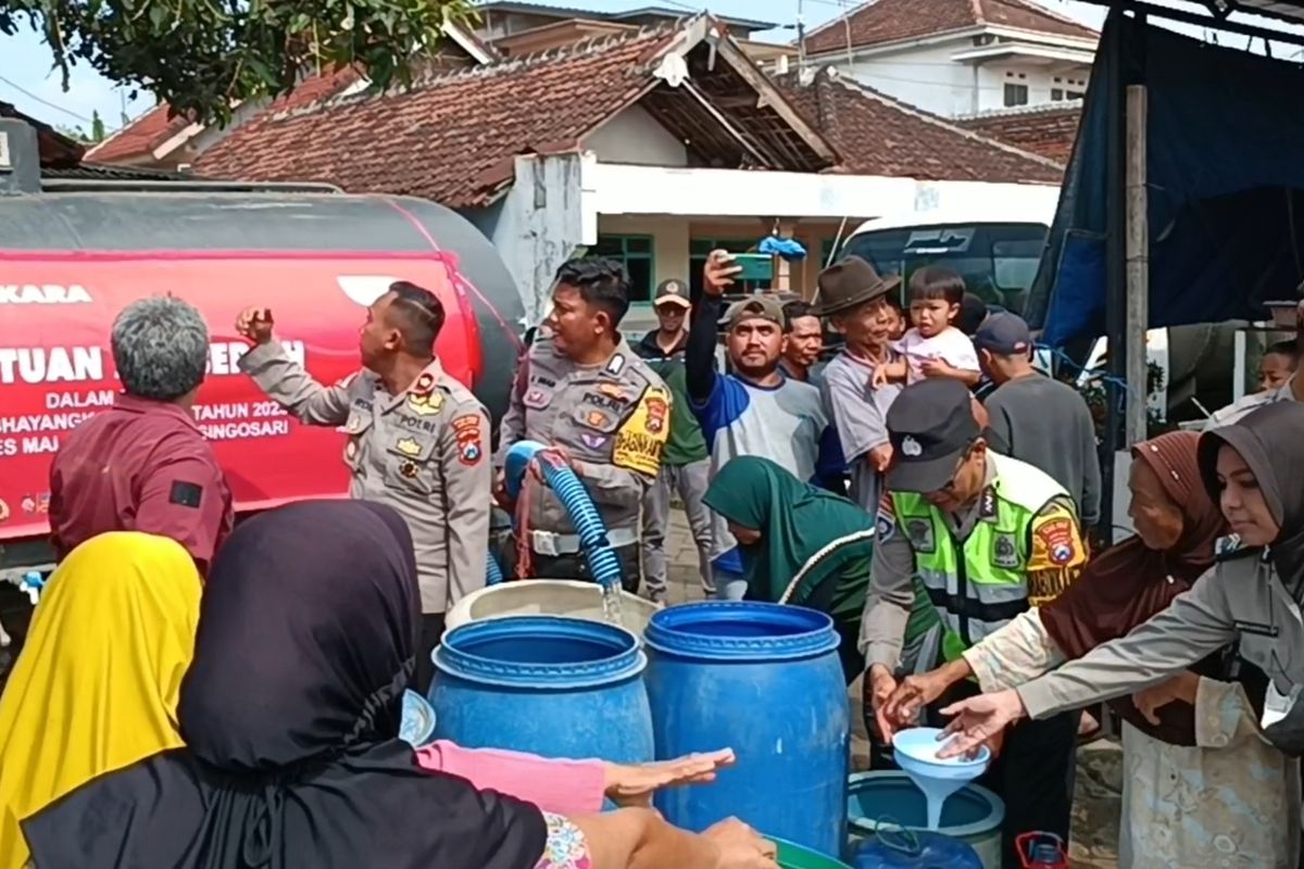 Warga Dusun Krajan, Desa Dengkol, Kecamatan Singosari, Kabupaten Malang mengantri pasokan air, Jum'at (30/6/2023).