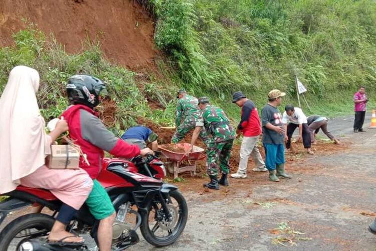 Relawan membersihkan material longsor di ruas jalan provinsi, tepatnya di Kecamatan Karangkobar, Kabupaten Banjarnegara, Jawa Tengah, Jumat (3/1/2020).