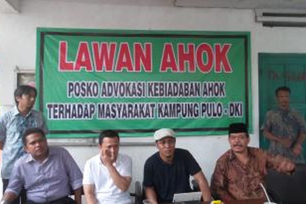 Sejumlah perwakilan organisasi masyarakat saat mendeklarasikan pendirian gerakan Lawan Ahok, di Jalan Diponegoro, Menteng, Jakarta Pusat, Sabtu (22/8/2015).