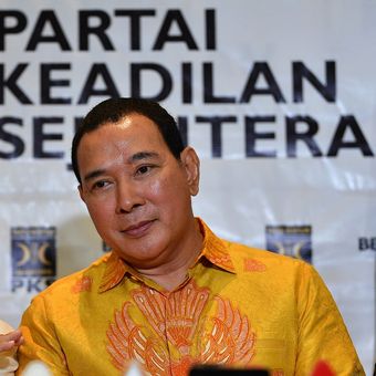 Mantan Ketua Umum Partai Berkarya Hutomo Mandala Putra alias Tommy Soeharto saat konferensi pers di kantor DPP PKS, Jakarta Selatan, Selasa (19/11/2019). Kunjungan Partai Berkarya ke DPP PKS tersebut sebagai wujud konsolidasi yang membahas sejumlah isu setrategis dan persiapan menghadapi Pilkada 2020. ANTARA FOTO/Sigid Kurniawan/pd.