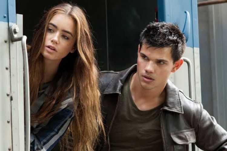 Akting Lily Collins dan Taylor Lautner dalam film Abduction yang rilis tahun 2011