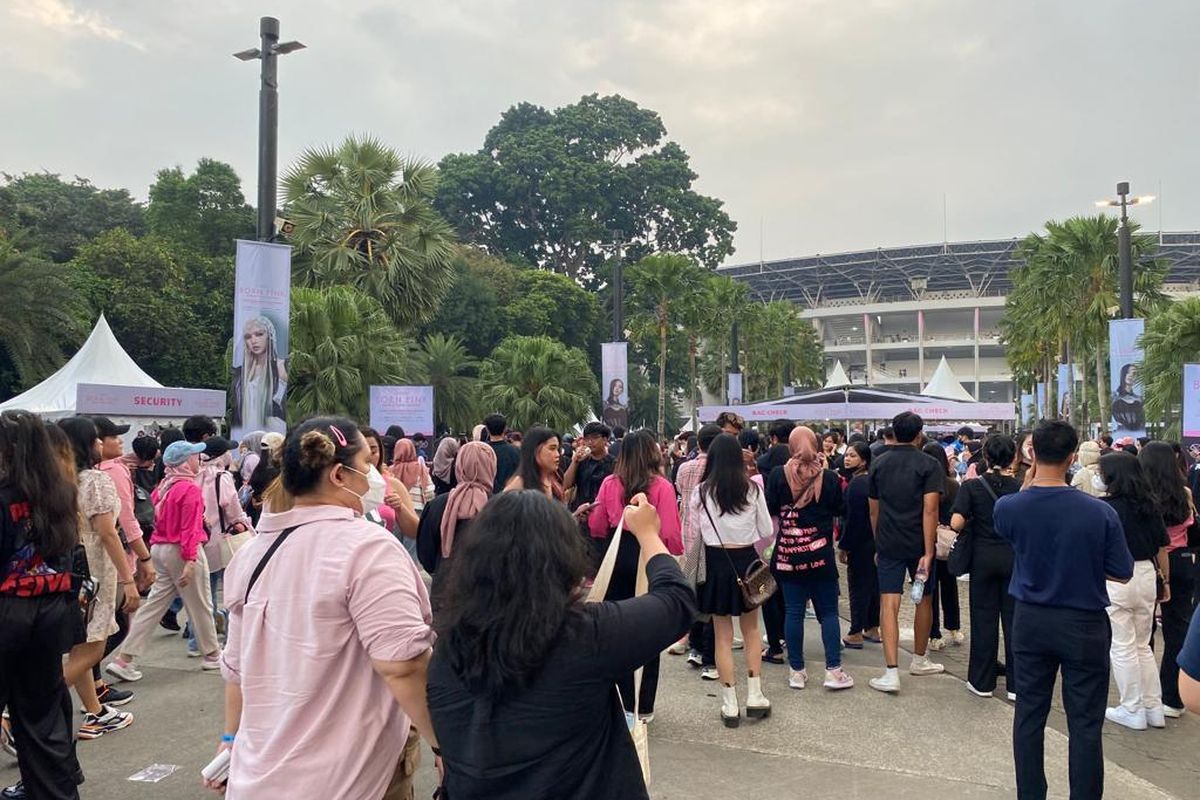 Penggemar Blackpink mulai memenuhi kawasan Stadion Gelora Bung Karno, Jakarta Pusat, Sabtu (11/3/2023). 