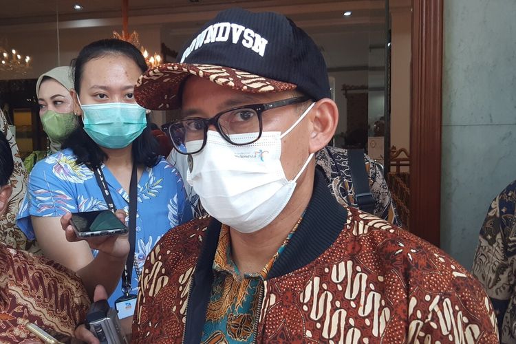 Menteri Pariwisata dan Ekonomi Kreatif (Menparekraf) Sandiaga Uno di Museum Batik Danar Hadi Solo, Jateng, Sabtu (9/10/2021).