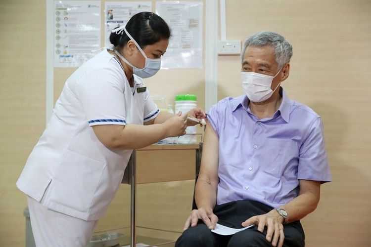 Perdana Menteri Singapura Lee Hsien Loong menerima vaksin Covid-19 dari perawat senior Fatimah Mohd Shah di Singapore General Hospital (SGH), Jumat pagi (08/01/2021)