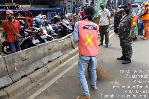 Sanksi Kerja Sosial Mulai Berjalan, 6 Pelanggar PSBB Dihukum Bersihkan Trotoar Tanah Abang