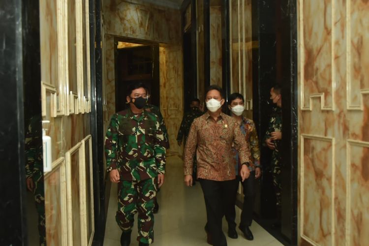 Panglima TNI Marsekal TNI Hadi Tjahjanto menerima kunjungan Menteri Kesehatan (Menkes)  Budi Gunadi Sadikin di Subden Denma Mabes TNI, Jalan Merdeka Barat, Jakarta Pusat, Kamis (31/12/2020).