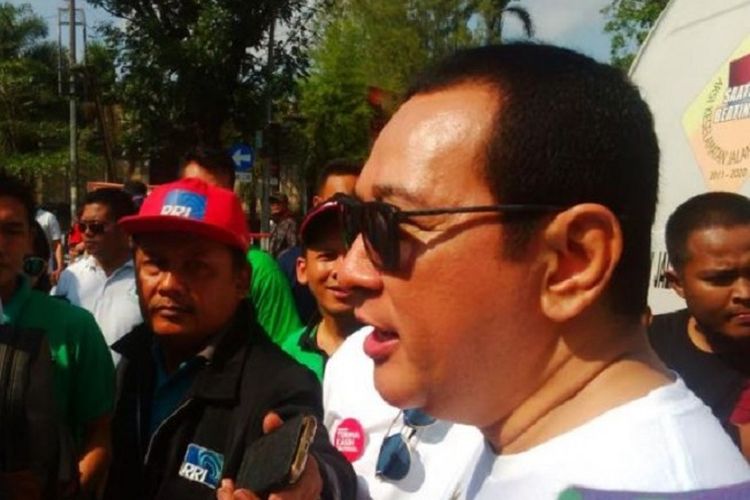 Tommy Soeharto saat mengikuti acara car free day di Jalan Slamet Riyadi Solo, Minggu (1/10/2017). 