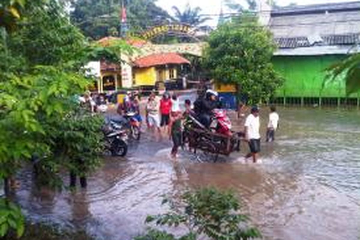Air yang menggenangi ruas jalan di Ciledug, tepatnya di depan perumahan Ciledug Indah akibat meluapnya Kali Angke.