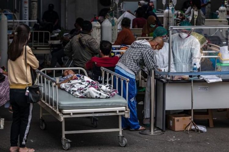 Kapasitas rumah sakit yang semakin penuh, membua pasien harus dirawat di luar ruangan. Foto diambi di sebuah rumah sakit di Semarang (02/07).