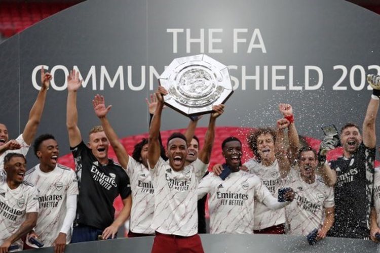 Pierre-Emerick Aubameyang dan para pemain Arsenal mengangkat trofi Community Shield 2020 setelah mengalahkan Liverpool.