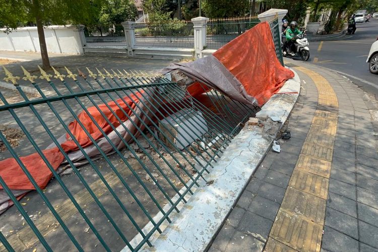 Pagar Cagar Budaya Mangkunegaran Rusak Ditabrak Panther, Pemkot Solo Susun RAB Perbaikan