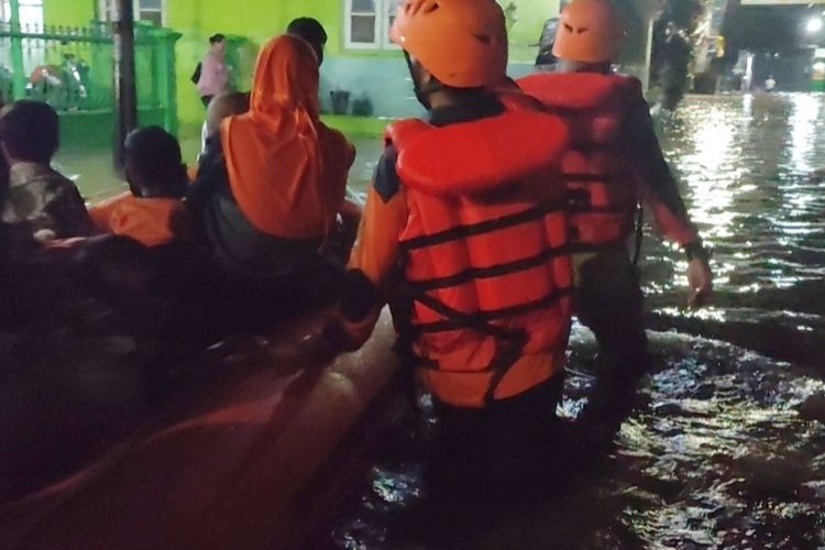 Sejumlah petugas BPBD Kabupaten Cirebon Jawa Barat dan warga sekitar mengevakuasi anak dan juga wanita lanjut usia di tengah banjir Desa Gamel Kecamatan Plered Kabupaten Cirebon, Jawa Barat, Kamis (1/2/1024) malam. proses evakuasi berlangsung dramatis