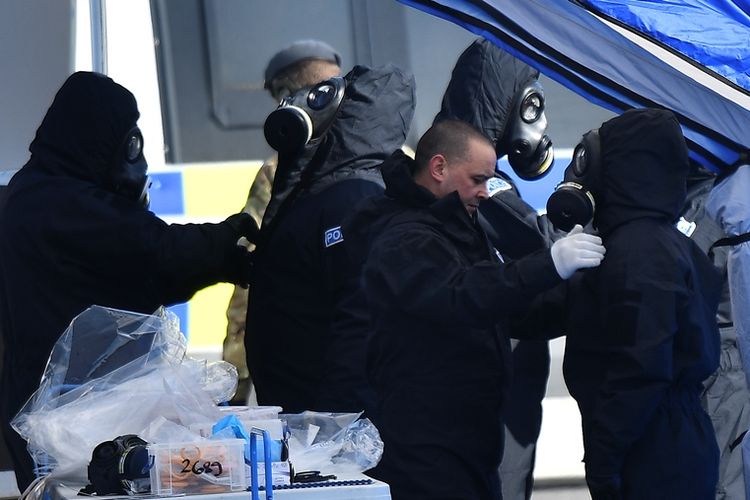 Kepolisian Inggris mengenakan baju pelindung lengkap saat melakukan penyelidikan di lokasi ditemukannya mantan agen ganda Rusia yang diduga terpapar racun saraf di Salisbury.