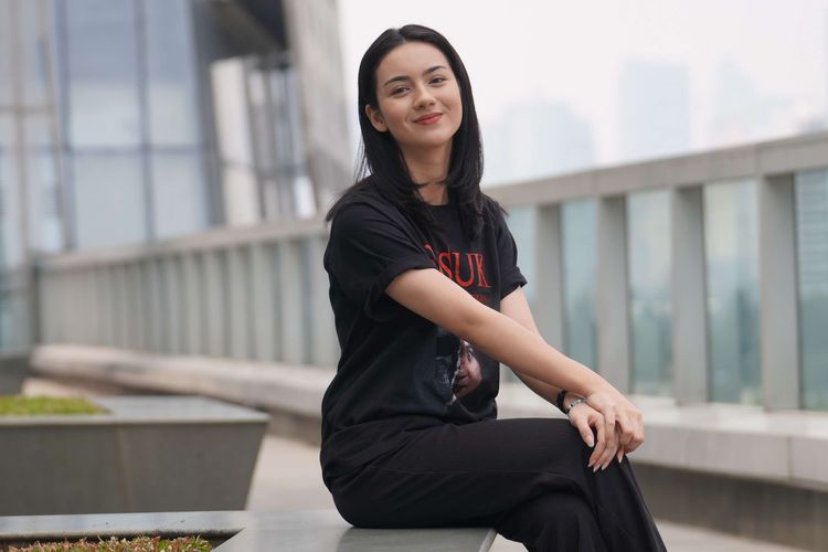 Artis Ersya Aurelia berpose seusai wawancara di program Hype Talk, di Kantor Redaksi Kompas.com, Jakarta, Rabu (16/8/2023).Ersya Aurelia memerankan tokoh Ayu dalam film horor ''Susuk'' yang akan tayang di Bioskop pada 31 Agustus 2023.