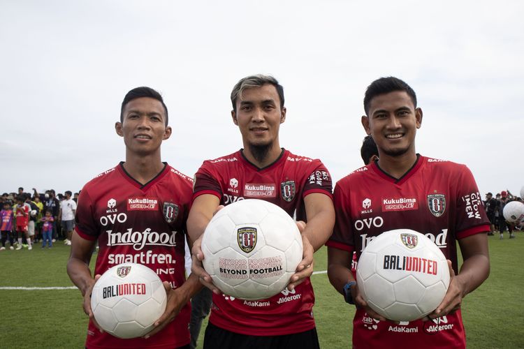 Eky Taufik, Gunawan Dwi Cahyo dan Haudi foto bersama sebelum membagikan bola kepada 70 SSB dalam rangkaian kegiatan syukuran Bali United juara Liga 1 2021-2022 di Pantai Purnama Gianyar, Senin (28/3/2022) siang.