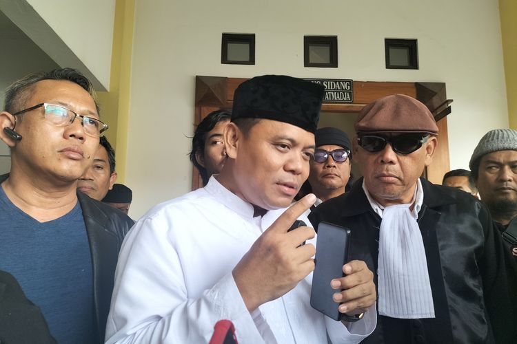 Sugi Nur Rahardja (Gus Nur), terdakwa kasus ujaran kebencian dan penistaan agama setelah sidang pembacaan nota pembelaan (pledoi), di Pengadilan Negeri (PN) Kota Solo, Jawa Tengah, pada Selasa (28/4/2023).