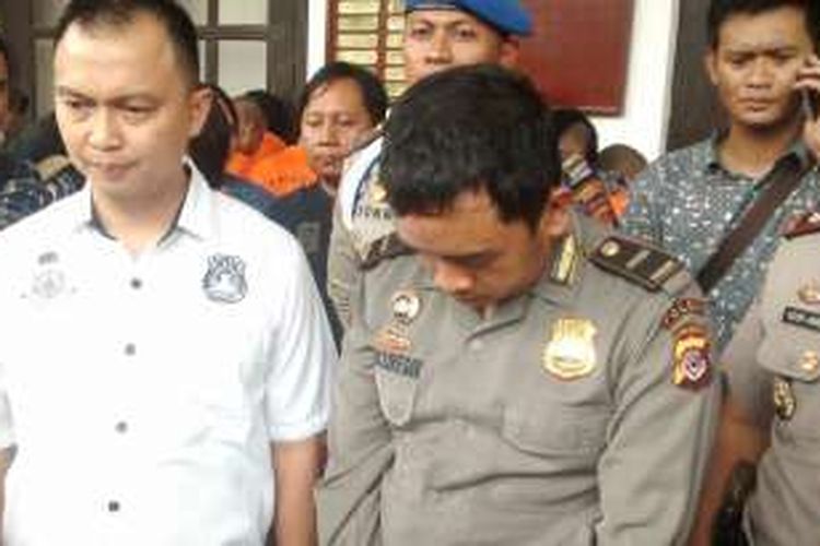 Kasat Reskrim Polrestabes Bandung, AKBP M Joni (kiri), bersama Fikri Hidayah (20), tersangka kasus penipuan dengan modus mengaku sebagai anggota polisi narkotik Polda Jawa Barat.  KOMPAS.com/Putra Prima Perdana.