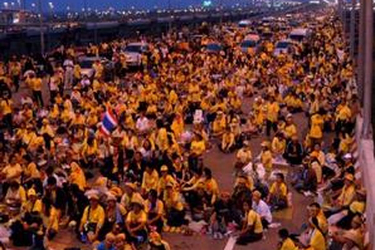 Polisi membentuk blokade untuk mencegah sekitar 1.000 demonstran memasuki bandara Suvarnabhumi sehingga menimbulkan kemacetan lalu lintas serta mengakibatkan ribuan calon penumpang pesawat terlantar. 